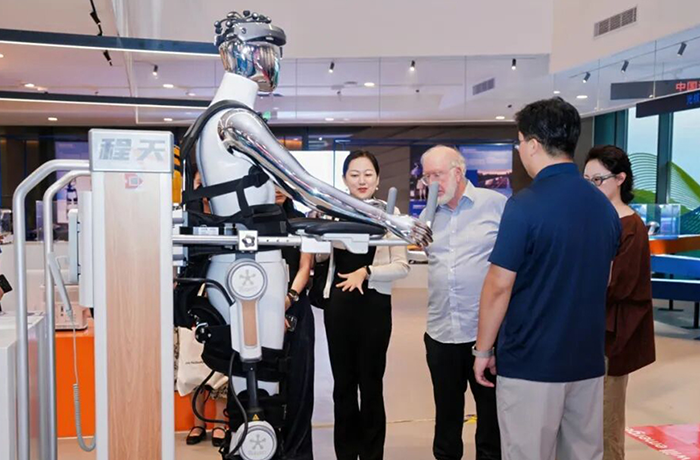 伴随凯文·凯利到访DIA,程天科技以外骨骼呈现“中国智造”新叙事