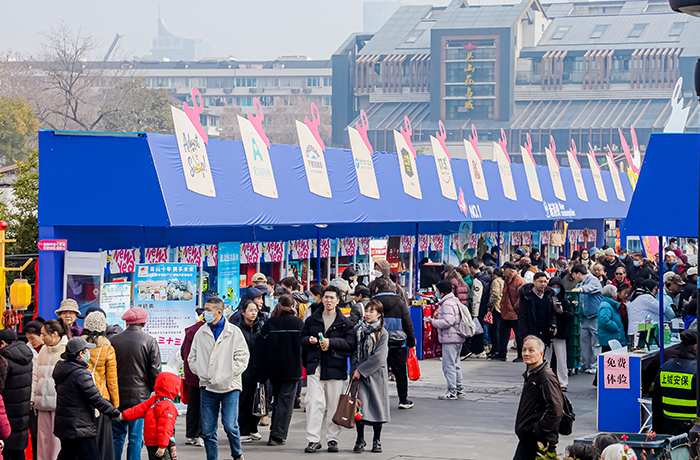 科技年货暖人心！外骨骼机器人亮相浙江新春消费季，助力银发族自在行走