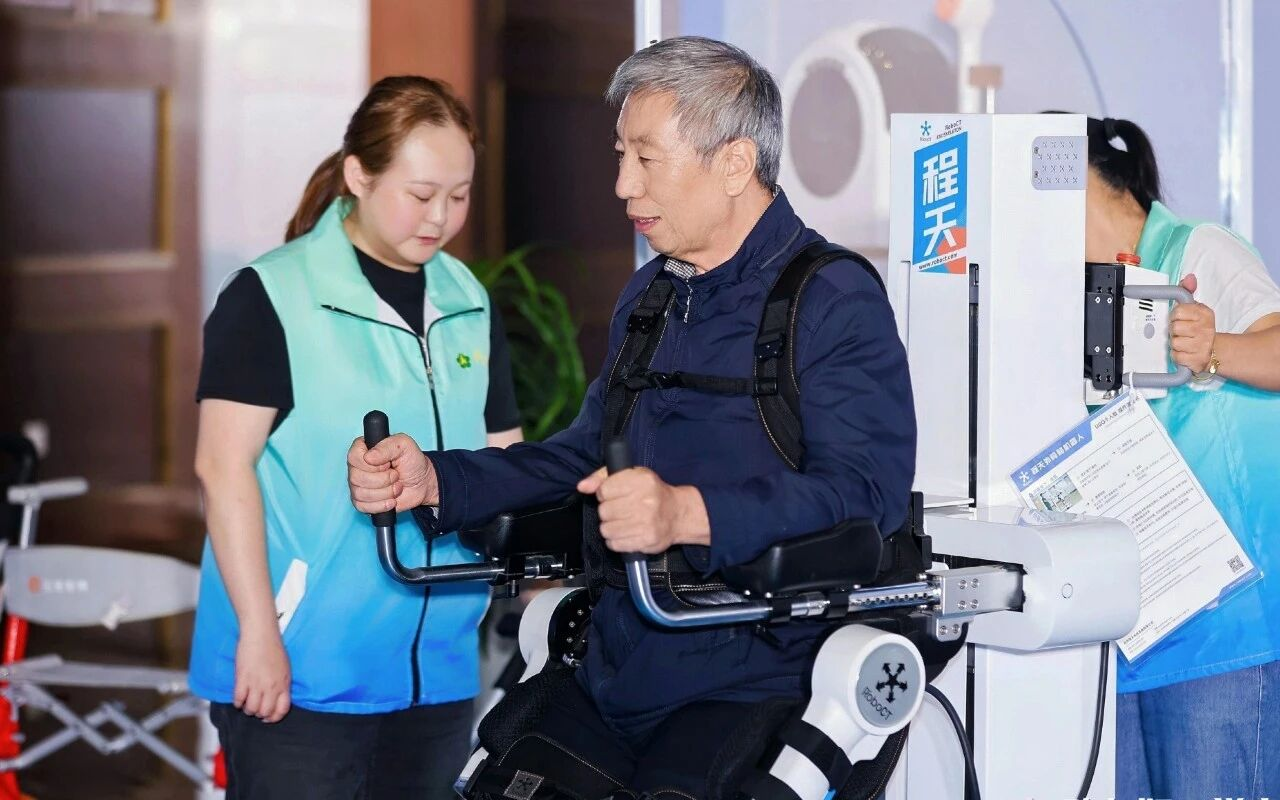 程天科技UGO系列外骨骼走进浙江杭州余杭8个“银发好物”点位